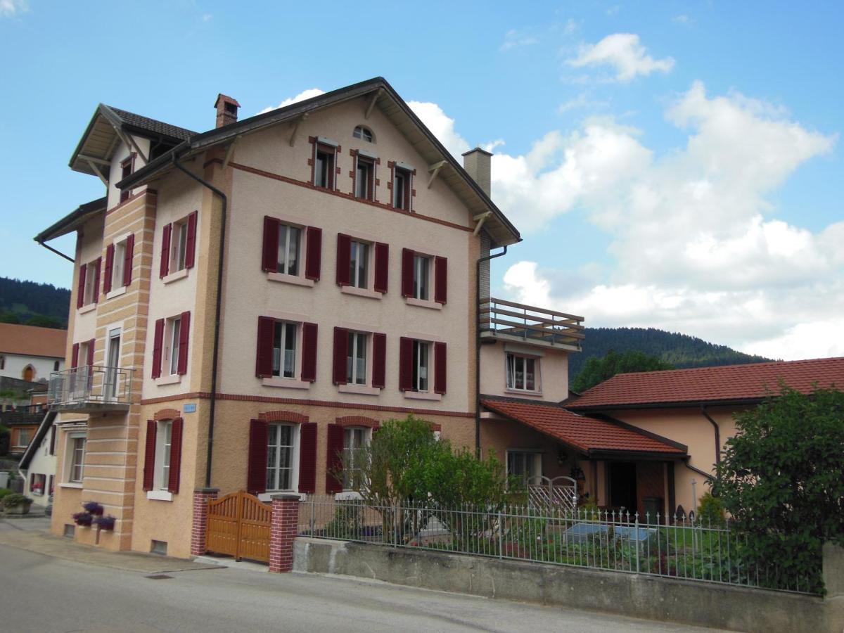 Halte Au Pied Du Creux Du Van Travers Exterior foto